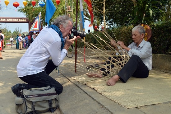 Du khách hòa cùng lễ hội làng nghề