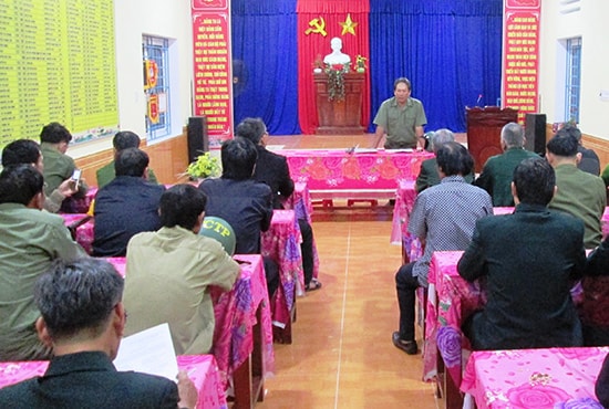 Các thành viên tham gia mô hình tự quản an ninh trật tự của thôn Hòa Nam (xã Duy Trung) họp triển khai nhiệm vụ tuần tra thời điểm cận Tết Kỷ Hợi 2019. Ảnh: T.P