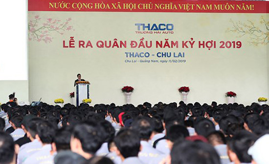 Ông Trần Bá Dương - Chủ tịch HĐQT THACO đọc thông điệp để tạo động lực phát triển cho THACO năm 2019. Ảnh: ĐOAN VINH