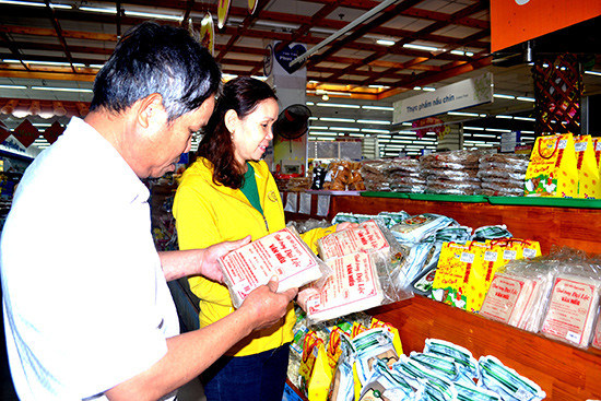 Bánh tráng của huyện Đại Lộc được người tiêu dùng ưu tiên mua sắm ở siêu thị Co.opMart Tam Kỳ. Ảnh: QUANG VIỆT