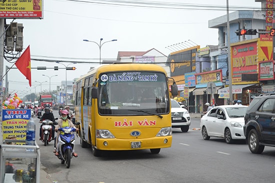 Sáng mùng 5, xe buýt này dừng khá lâu tại khu vực đèn tín hiệu giao thông thuộc ngã ba Nam Phước. Ảnh: S.C