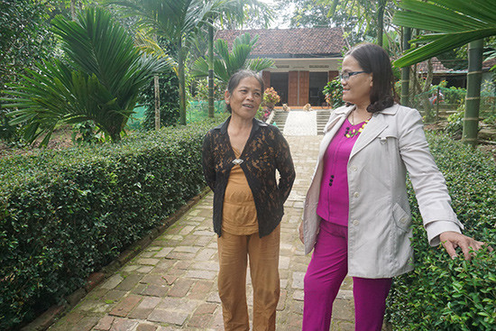Gia đình bà Phan Thị Thu Sương (trái) luôn giữ gìn cảnh quan quanh nhà xanh - sạch - đẹp. Ảnh: G.BIÊN