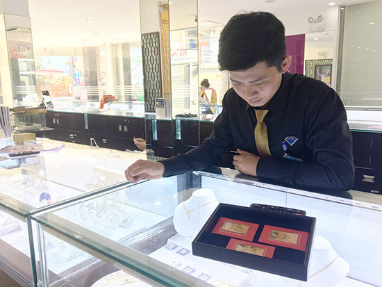 Nhân viên PNJ Tam Kỳ đang giới thiệu bộ sưu tập Phúc - Lộc - Thọ được ra mắt trong dịp đầu năm mới 2019. Ảnh: K.L