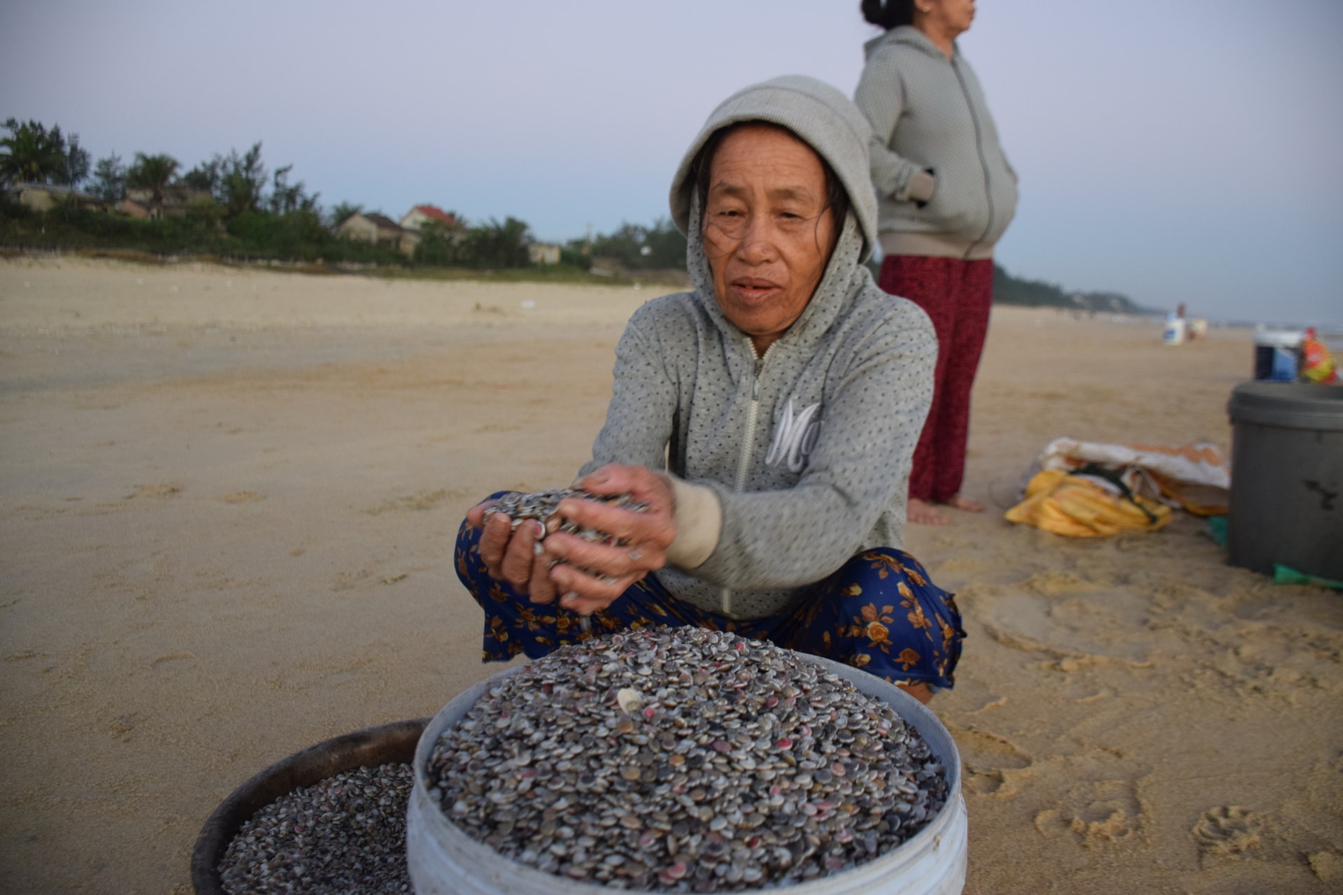 Năm nay ốc ruốc được mùa nên người dân có thu nhập khá. Ảnh: THANH THẮNG