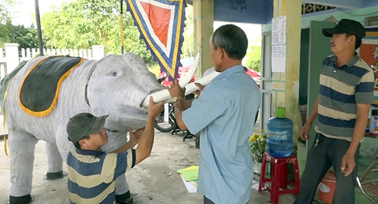 Các nghệ nhân ở tổ 13, thôn Phước Ấm, xã Bình Triều tham gia tạo hình con voi trong tích Hai Bà Trưng cưỡi voi ra trận.