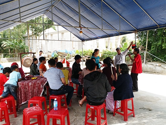 Đầu xuân vui hội bài chòi giúp bà con thôn Lộc Đông có sân chơi giải trí lành mạnh và tạo sự gắn kết cộng đồng. Ảnh: T.T