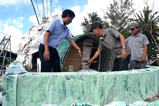 Ông Trương Công Hùng góp ý với người dân tổ 13, thôn Phước Ấm thực hiện bàn cộ Điện Biên Phủ. Ảnh: QUANG VIỆT