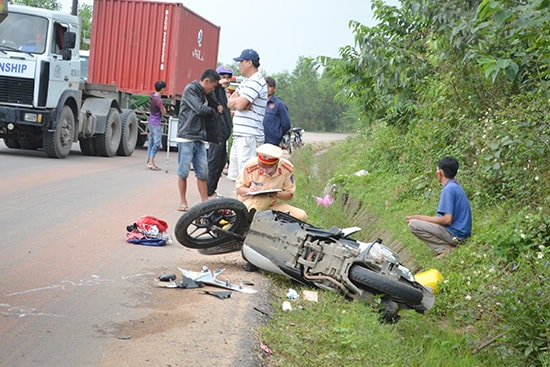 CSGT Đại Lộc phối hợp kiểm tra, bảo vệ hiện trường tai nạn giao thông trên quốc lộ 14B. Ảnh: CÔNG TÚ