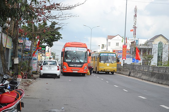 Phương tiện đậu đỗ vô tội vạ, nhất là ô tô khách diễn ra lộn xộn bên phải tuyến quốc lộ 1, phía nam ngã tư Hà Lam (Thăng Bình). Đề nghị các lực lượng chức năng kiên quyết chấn chỉnh; cạnh đó huyện Thăng Bình nên khẩn trương bố trí nơi đậu đỗ hợp lý để phục vụ nhu cầu của người dân, vừa đảm bảo ATGT. Ảnh: K.K