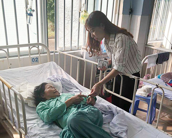 Trao tiền lì xì bệnh nhân điều trị tại Bệnh viện Đa khoa Quảng Nam sáng mùng 2 tết. Ảnh: N.T.G