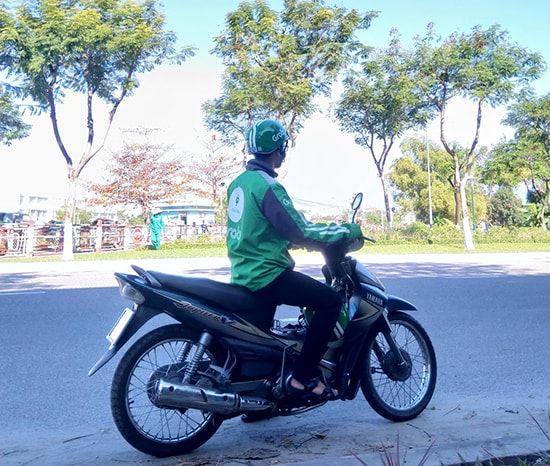 Sinh viên Quảng Nam chạy Grab-bike ở Đà Nẵng. Ảnh: C.B