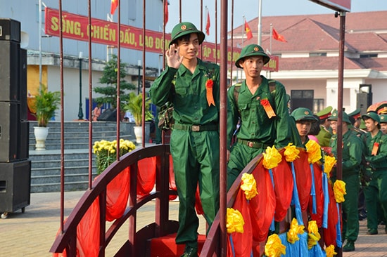 Thanh niên Điện Bàn hăng hái lên đường nhập ngũ tại lễ giao quân năm 2018. Ảnh: V.M