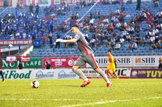 Thủ môn đội tuyển quốc gia Văn Lâm đã chuyển đến Muangthong United thi đấu là cơ hội để anh phát triển tài năng. Ảnh: T.V