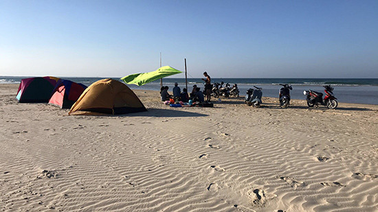 Một nhóm gia đình đến cắm trại ăn tết trên vùng biển Tam Hải. Ảnh: Hải Hoàng