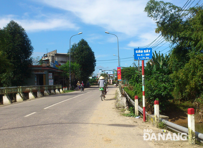 Cầu Sắt - có thể là nơi dòng Đại Hoài Thủy và Tiểu Hoài Thủy hội lưu trước khi đổ qua kinh thành Điển Xung  xưa (Trà Kiệu nay). Ảnh: H.G
