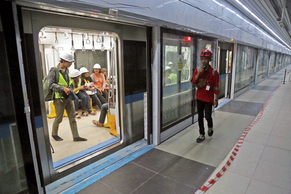 Vận hành thử nghiêm hệ thống MRT trước khi chính thức đưa vào hoạt động từ tháng 3 năm nay. Ảnh: Jakartapost