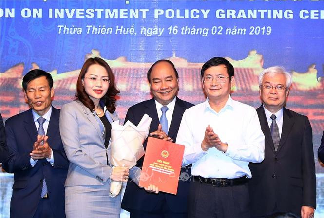 Thủ tướng Nguyễn Xuân Phúc và các đại biểu chứng kiến Lễ trao quyết định chủ trương đầu tư và hợp đồng chiến lược. Ảnh: Thống Nhất/TTXVN