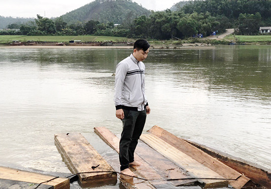 Một vụ vận chuyển gỗ lậu trái phép trên sông Vu Gia bị lực lượng Cảnh sát đường thủy phát hiện, xử lý trước Tết Nguyên đán. Ảnh: T.C