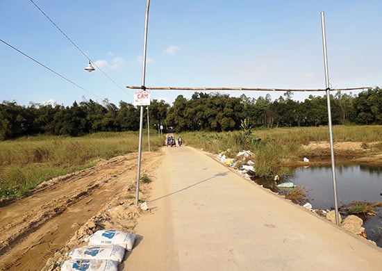 Đoạn đường nhỏ hẹp đã xuống cấp nghiêm trọng, lại hay bị ngập úng vào mùa mưa đầu thôn Lệ Bắc. Ảnh: P.PHƯƠNG