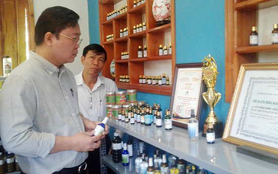 Phó Chủ tịch UBND tỉnh Lê Trí Thanh tham quan gian trưng bày sản phẩm của HTX Nông dược xanh Tiên Phước.  Ảnh: VĂN SỰ