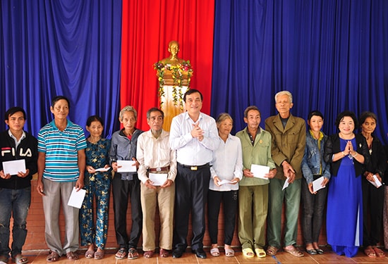 Bí thư Tỉnh ủy Phan Việt Cường cùng lãnh đạo Huyện ủy Bắc Trà My tặng quà tết các hộ nghèo, chính sách của xã Trà Sơn, Trà Tân. Ảnh: N.Đ