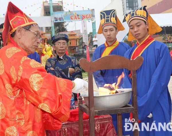 Kết thúc nghi lễ nghinh ông, vị chủ bái thực hiện nghi thức đốt giấy, gửi gắm những lời thỉnh cầu đến Ông và các vị thần ở biển cả.
