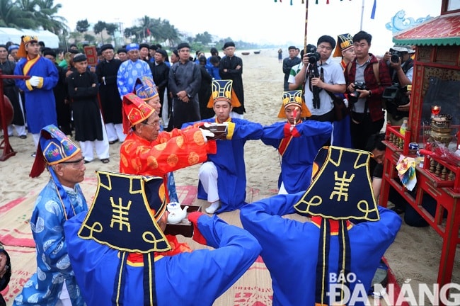 Đội học trò lễ dâng hương, rượu để các vị bồi bái tiến hành nghi thức tế lễ, đọc văn tế.