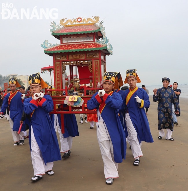 Lễ rước ông về lễ đài chính.