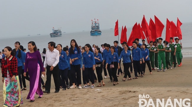 Ngoài các vị cao niên, đoàn rước còn có thế hệ trẻ.