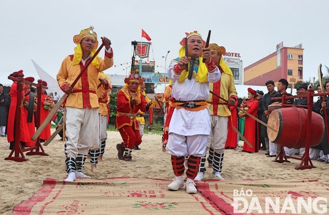 Hát bả trạo (hò đưa linh) tại lễ hội cầu ngư.