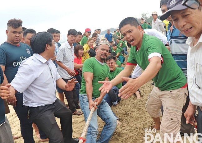 Thi kéo co - phần hội sôi động nhất của lễ hội.