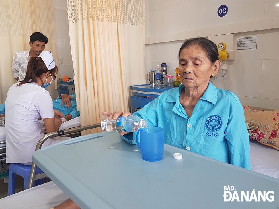 Bệnh nhân lớn tuổi được hỗ trợ tối đa, Trung tâm lắp đặt sẵn hệ thống bàn lưu động, giúp người bệnh khó khăn trong di chuyển được ăn, uống tại chỗ thuận tiện, hợp vệ sinh.