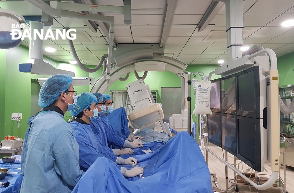 Trung tâm hiện được trang bị hệ thống siêu âm hiện đại của thế giới. Nhiều bệnh lý tim mạch, trong đó có những bệnh lý khó đòi hỏi độ chính xác cao sẽ siêu âm tim qua đường thực quản, giúp thực hiện can thiệp hoặc phẫu thuật với phương pháp tối ưu.