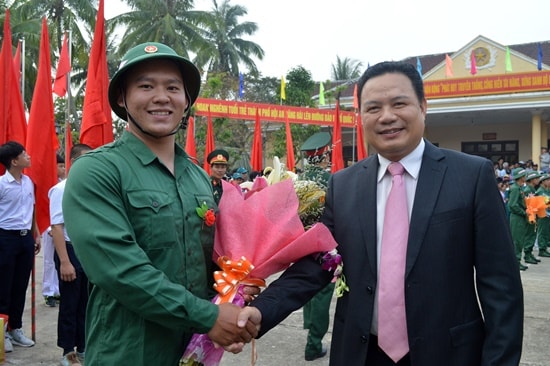 Phó Chủ tịch UBND tỉnh Nguyễn Văn Thanh động viên tân binh lên đường nhập ngũ