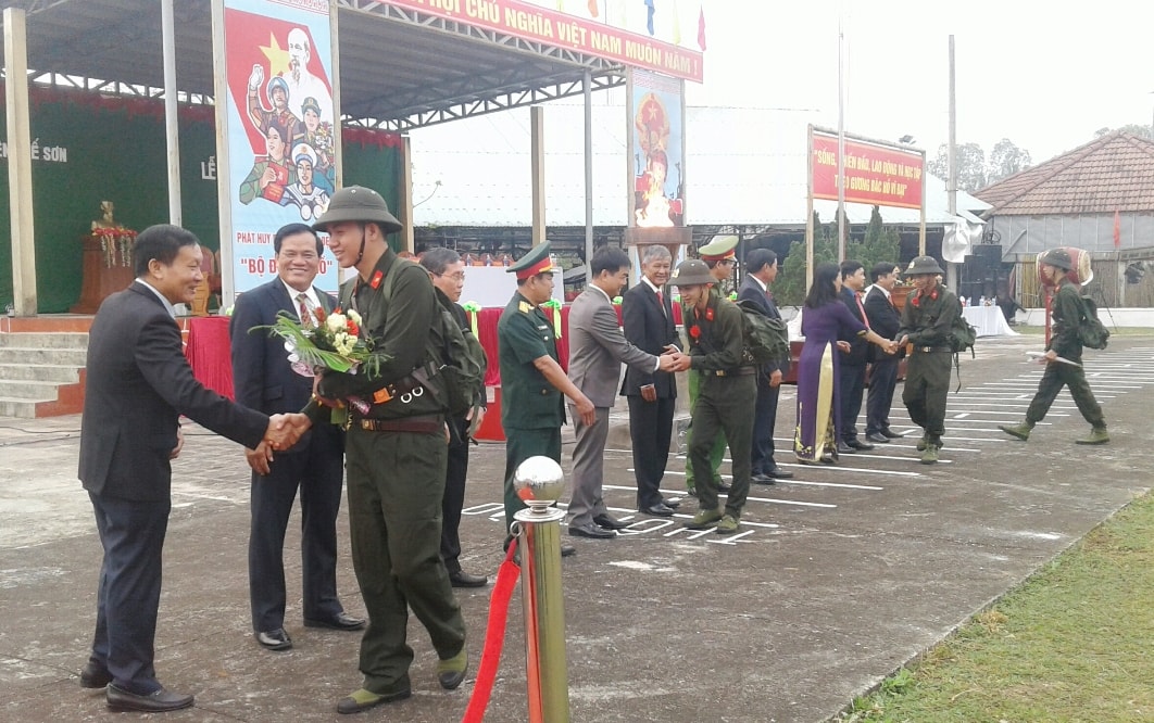 Phó Chủ tịch UBND tỉnh Trần Đình Tùng động viên các tân binh của huyện Quế Sơn.