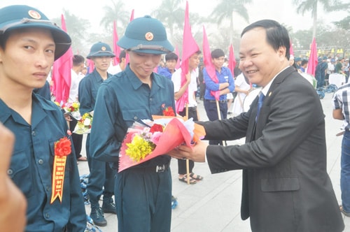 Chủ tịch UBND TP.Tam Kỳ Nguyễn Hồng Quang tặng hoa cho các thanh niên.Ảnh: X.P