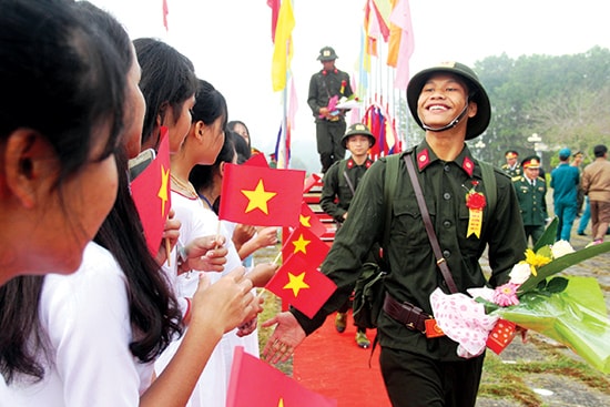 Thanh niên vùng cao Quảng Nam hăng hái lên đường nhập ngũ năm 2018.Ảnh: ALĂNG NGƯỚC