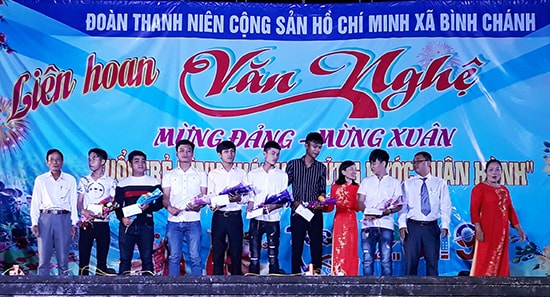 Tổ chức liên hoan văn nghệ tiễn đưa thanh niên lên đường nhập ngũ. Ảnh: V.T