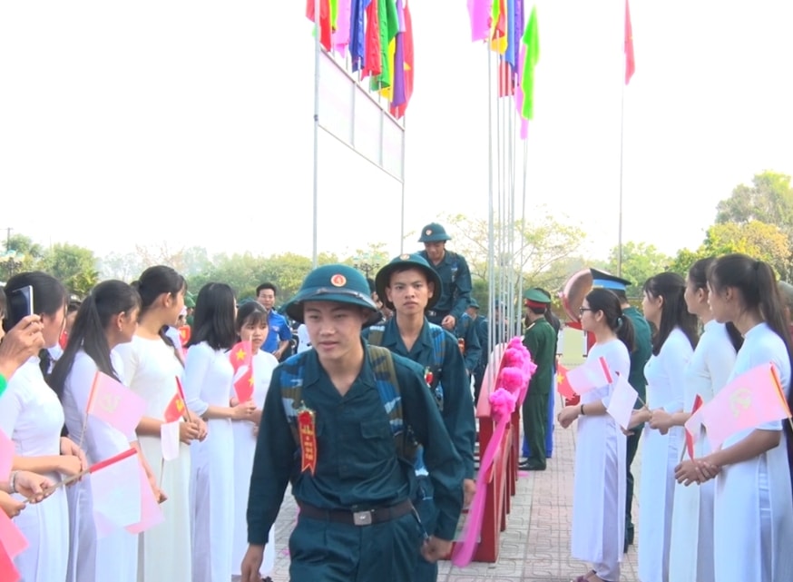 Thanh niên huyện Phú Ninh lên đường tòng quân. Ảnh: HẢI CHÂU