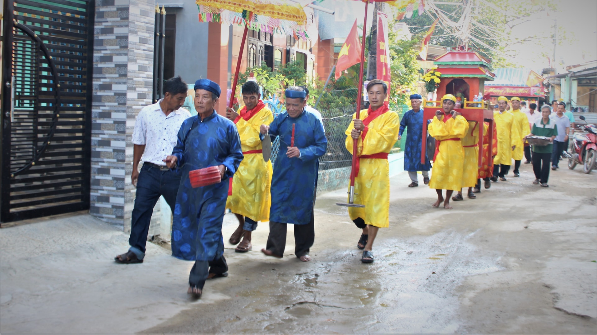 Ngư dân làng Sâm Riêng (thôn Sâm Linh Tây, xã Tam Quang) tiến lal lễ rước thần Long Hải. Ảnh: HOÀI AN