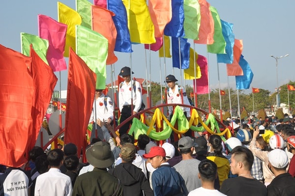 Đông đảo nhân dân đến đưa tiễn các tân binh huyện Núi Thành lên đường làm nghĩa vụ bảo vệ Tổ quốc. Ảnh: N.Đ