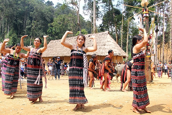 Đồng bào Cơ Tu ở huyện Tây Giang vui múa cồng chiêng trong ngày hội khai năm tạ ơn rừng. Ảnh: ALĂNG NGƯỚC