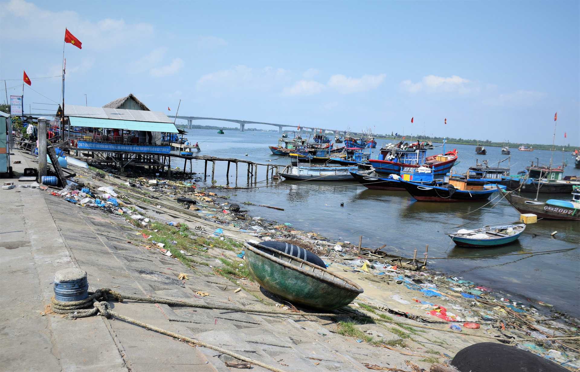 Cảng cá An Lương là nơi có rất nhiều tàu thuyền ra vào, việc rác thải xếp chồng từng lớp gây ảnh hưởng đến việc buôn bán, hoạt động tại cảng. Ảnh: THANH THẮNG