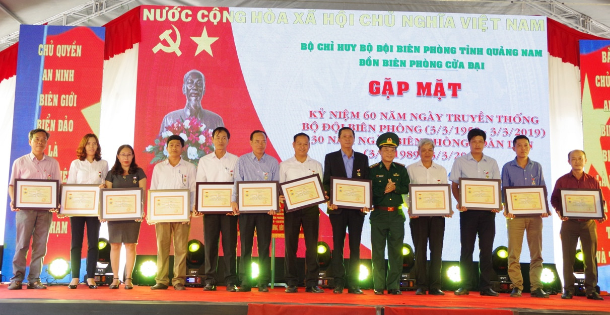 Thừa ủy quyền Bộ Tư lệnh BĐBP,  Đại tá Nguyễn Bá Thông – Phó Chỉ huy trưởng BĐBP tỉnh đã trao tặng kỷ niệm chương “ Vì chủ quyền an ninh biên giới” cho 12 cá nhân.