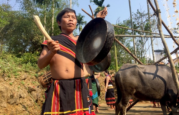 Nghệ nhân biểu diễn cồng chiên trong nghi thức cúng rước thần linh. Ảnh: PHAN VINH