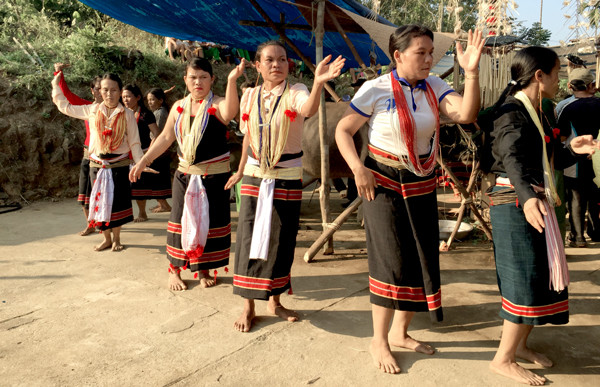Điệu múa truyền thống của người Ca dong trong nghi thức rước thần linh. Ảnh: PHAN VINH