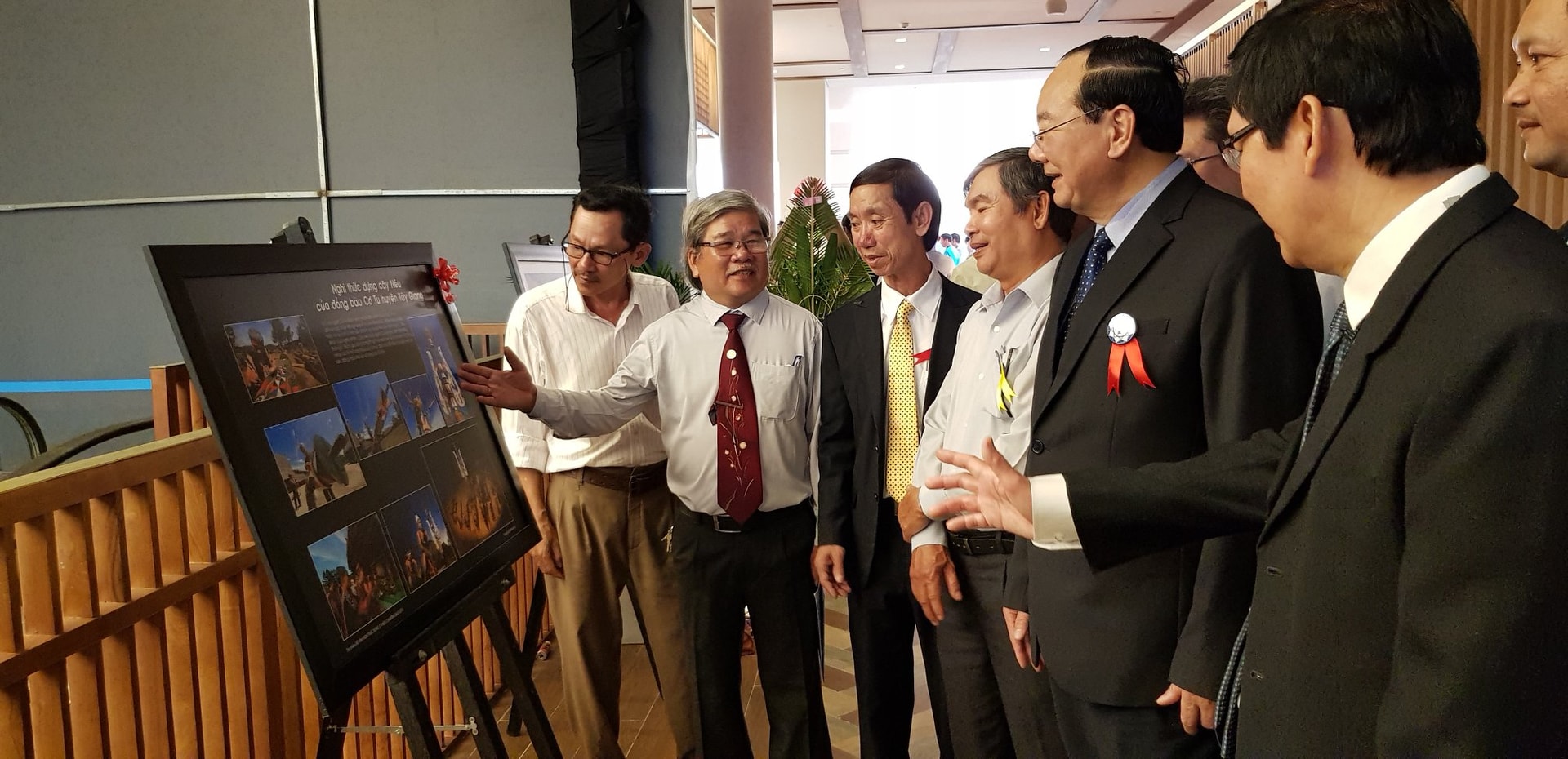 Đại biểu chiêm ngưỡng bộ ảnh đoạt giải Nhất. Ảnh: Lê Trọng Khang
