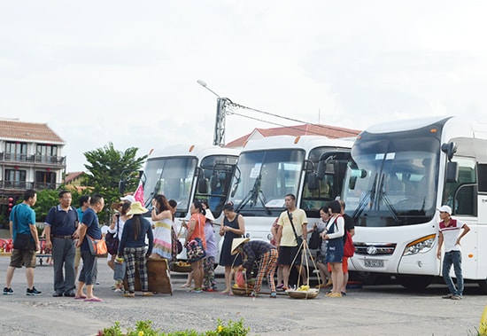 Xây dựng môi trường du lịch văn minh chuyên nghiệp để Hội An phát triển bền vững hơn thời gian tới.  Ảnh: K.L