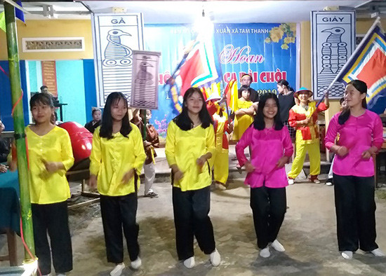 Nhiều thanh thiếu niên tham gia diễn xướng tại Liên hoan hô hát Bài chòi xã Tam Thanh.  Ảnh: HOÀNG BIN