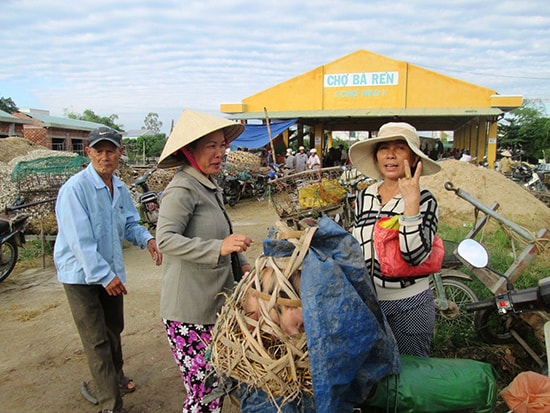 Cơ quan chuyên môn cần tăng cường khâu giám sát lâm sàng tại các chợ buôn bán heo để kịp thời phát hiện bệnh DTHCP. Ảnh: VĂN SỰ